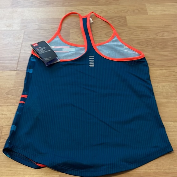 Under armor running T-shirt, keeps you cool - Picture 4 of 4